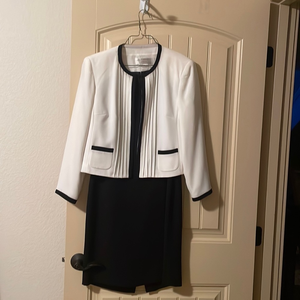 Like new condition - perfect for somewhat formal events.